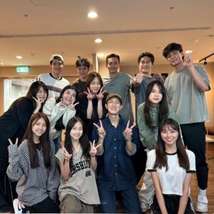 David Chiu Instagram - -
如果沒有失望，
人們該如何認清自我？
-
若不曾經歷失望，
人該如何發現自己的期待？
-
當一個人發現自己兒時欣賞的偶像人設崩毀時，
為什麼會失望呢？
是因為失望正告訴他，
在大眾面前成功的價值微乎其微嗎？
-
如果是的話，
那失望其實一直在幫助你認識自己，
以及你看待世界的方式。
-
我想像一位真正想了解自己的人，
他必定是個想像力豐富的失望蒐集者，
他上癮一般地追求失望的經驗。
-
對他來說，
失望不是滾燙的毒液，
而是撫平人心的線香，
讓一個人真實的輪廓清晰。
-
你究竟期待什麼？
希望自己不受限制的做自己？
或是想要成為完全不同的人？
-
群星瑞智的同學們，
結業快樂。
-
