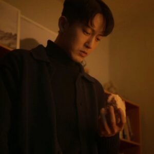 David Chiu Instagram - -
0614 ──『迴石』
-
沒有時間，
記憶就不存在。
-
一旦失去記憶，
人就成了虛無存在的囚徒。
-
一旦你跌出時間之外，
就無法理解自己與外在世界之間的關係。
-
人的記憶裡，
遍佈不滿的種子，
它讓我們脆弱、敏感、痛苦。
-
同時，
也是所有故事的源頭。
-