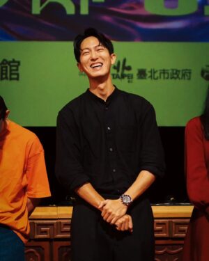 David Chiu Instagram - -
好意外，
剛剛收到一組照片，
是過去量產偶像劇時期的支持者。
-
我們都長大了，
再遇見你，
像是遇見好久不見的老朋友。
-
和你打招呼，
也像是和過去的自己打招呼。
-
我高興地說：
『太棒了，
你親眼見證了一個，
混得普普的偶像劇演員，
變成了窮藝術家。』
-