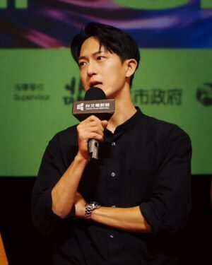 David Chiu Instagram - -
好意外，
剛剛收到一組照片，
是過去量產偶像劇時期的支持者。
-
我們都長大了，
再遇見你，
像是遇見好久不見的老朋友。
-
和你打招呼，
也像是和過去的自己打招呼。
-
我高興地說：
『太棒了，
你親眼見證了一個，
混得普普的偶像劇演員，
變成了窮藝術家。』
-