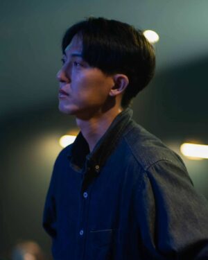 David Chiu Instagram - -
除了美學考量，
它必須有一些時刻，
觸碰人性、觸碰命運、觸碰永恆。
-
你感覺全身燃燒起來，
但又能保持冷靜。
-
那些時刻裡有本能，
有荒謬，
有最原始的衝動。
-
feel on fire。
-
我在等待這種衝動，
錄影紅燈亮起時，
能感受到無聲的狂喜，
它能抵消生活中的所有平庸。
-
也許我沒有能夠達到這層的天賦，
我是一個平凡人，
但就算達不到，
我也會追隨這股渴望，
無所不用其極。
-