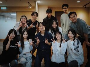 David Chiu Instagram - -
因緣際會，
來到柴姐的公司帶新演員。
-
說實話，
十多年前曾經踏進過這裡，
但沒被傳說中的偶像劇教母選上😆
-
轉眼間已經肩負著傳遞知識與熱忱的使命，
未來靠你們了。
-
不過我也不會因此懈怠，
我依然燃燒生命在全速奔馳著！
-
請跟緊腳步，
我來為你破風！
-