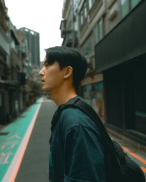 David Chiu Instagram - -
大部分的時候，
我們會步行到隔壁巷的咖啡廳。
-
我喜歡二樓的半戶外區，
那裡沒有圍牆，
你隨時可以縱身一躍。
-
📷 @birdynio 
-