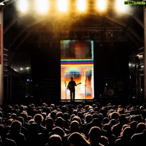 David Fonseca Instagram - Ontem celebrei a liberdade com este mar de gente, primeiro em Lisboa no Palácio Baldaya e mais tarde em Leiria na Festa do Povo! Obrigado a todos, foi um dia bonito e especial para todos, celebremos sempre o 25 de Abril! ❤️

(📸 @ruimiguelpedrosa e @tiagopedrosaphotography)
