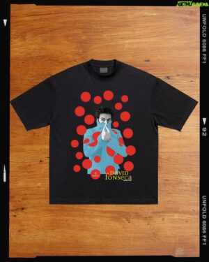 David Fonseca Instagram - A última serigrafia esgotou rapidamente, mas há mais novidades na loja! AVISO: ESTAS T-SHIRTS FAZEM PARECER QUALQUER UM MAIS BONITO, MAS NÃO MAIS INTELIGENTE.

(estamos a trabalhar nisso)