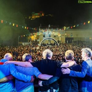 David Fonseca Instagram - Ontem celebrei a liberdade com este mar de gente, primeiro em Lisboa no Palácio Baldaya e mais tarde em Leiria na Festa do Povo! Obrigado a todos, foi um dia bonito e especial para todos, celebremos sempre o 25 de Abril! ❤️

(📸 @ruimiguelpedrosa e @tiagopedrosaphotography)