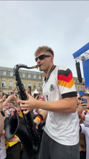 David Garrett Instagram - Wie ist die Stimmung in Stuttgart? Ja. ⚽️🇩🇪🤩
#Euro2024 #espger
