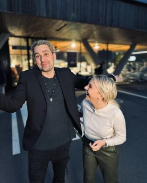 David Garrett Instagram - TV- Tipp! Im ARD-Mittagsmagazin moderiere ich ab sofort den neuen „Mima-Einkaufswagen“ und die erste Folge begleitet gleich mal Top-Star David Garrett… beim Einkaufen im Supermarkt! Und so ein richtig ausführlicher Wochenendeinkauf kann einen in den Wahnsinn treiben, oder? So geht es David Garrett auch, vor allem weil er den Einkaufszettel seiner Liebsten abarbeiten muss. So bodenständig, lustig, verzweifelt - also im allerbesten Sinne „normal“ - habt Ihr Eure Lieblingspromis noch nie erlebt! Schaltet heute ein ab kurz nach 12 Uhr im Ersten und später dann auch in der ARD Mediathek. Wir sehen uns!!! Jetzt geht 2024 richtig los! 🚀 @davidgarrettinsta @ardmima @ardmediathek @ard #mima #ardmima #mittagsmagazin #mimaeinkaufswagen #davidgarrett #neu #new #neuesprojekt #newproject #neuesendung #susanneklehn