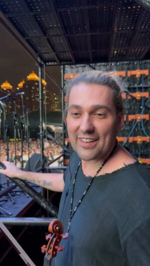 David Garrett Instagram - What a successful night! What a huge crowd here! 🔥

#davidgarrett #amazing #success #lovemywork #crowd #teamwork #worldtour