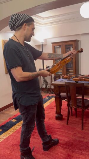 David Garrett Instagram - My favorite challenge! Who’s  the maker?! 🔥

@nipponviolin 
@sotanakazawa 

#nipponviolin #tokyo #japan #violins #davidgarrett