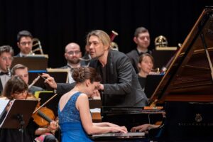 David Garrett Instagram - Some amazing photos from photographer 📸
@haslerfoto from our concert in #Interlaken. I‘ve given my debut as a conductor of @johnrhaywood and my piano concerto #oneworld performed by @olgascheps 
Not to forget some pieces of Kreisler & Gluck with Olga and finally duos with my former violin-teacher @zakhar_bron