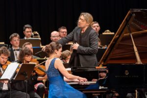 David Garrett Instagram - Some amazing photos from photographer 📸
@haslerfoto from our concert in #Interlaken. I‘ve given my debut as a conductor of @johnrhaywood and my piano concerto #oneworld performed by @olgascheps 
Not to forget some pieces of Kreisler & Gluck with Olga and finally duos with my former violin-teacher @zakhar_bron