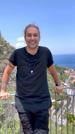 David Garrett Instagram - Watch our ICONIC concert from this breathtaking location in Sicily in YOUR cinema 🍿🎥
Check out my website for your country and city! The list is constantly updated! 

https://www.david-garrett.com/en/cinema

#davidgarrett #franckvanderheijden #rogiervanwegberg #cinema #sicily #taormina #concert #openair #iconic #amazing #classicalmusic