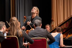 David Garrett Instagram - Some amazing photos from photographer 📸
@haslerfoto from our concert in #Interlaken. I‘ve given my debut as a conductor of @johnrhaywood and my piano concerto #oneworld performed by @olgascheps 
Not to forget some pieces of Kreisler & Gluck with Olga and finally duos with my former violin-teacher @zakhar_bron