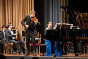 David Garrett Instagram - Some amazing photos from photographer 📸
@haslerfoto from our concert in #Interlaken. I‘ve given my debut as a conductor of @johnrhaywood and my piano concerto #oneworld performed by @olgascheps 
Not to forget some pieces of Kreisler & Gluck with Olga and finally duos with my former violin-teacher @zakhar_bron