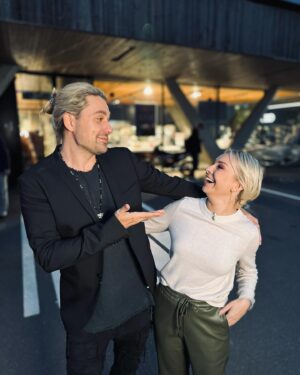 David Garrett Instagram - TV- Tipp! Im ARD-Mittagsmagazin moderiere ich ab sofort den neuen „Mima-Einkaufswagen“ und die erste Folge begleitet gleich mal Top-Star David Garrett… beim Einkaufen im Supermarkt! Und so ein richtig ausführlicher Wochenendeinkauf kann einen in den Wahnsinn treiben, oder? So geht es David Garrett auch, vor allem weil er den Einkaufszettel seiner Liebsten abarbeiten muss. So bodenständig, lustig, verzweifelt - also im allerbesten Sinne „normal“ - habt Ihr Eure Lieblingspromis noch nie erlebt! Schaltet heute ein ab kurz nach 12 Uhr im Ersten und später dann auch in der ARD Mediathek. Wir sehen uns!!! Jetzt geht 2024 richtig los! 🚀 @davidgarrettinsta @ardmima @ardmediathek @ard #mima #ardmima #mittagsmagazin #mimaeinkaufswagen #davidgarrett #neu #new #neuesprojekt #newproject #neuesendung #susanneklehn
