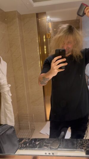David Garrett Instagram - Last show in Wuhan, China today 😜

#davidgarrett #hair #wuhan #sexy #longhair #menwithlonghair #worldtour #itsawrap