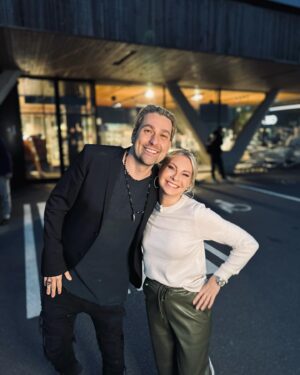 David Garrett Instagram - TV- Tipp! Im ARD-Mittagsmagazin moderiere ich ab sofort den neuen „Mima-Einkaufswagen“ und die erste Folge begleitet gleich mal Top-Star David Garrett… beim Einkaufen im Supermarkt! Und so ein richtig ausführlicher Wochenendeinkauf kann einen in den Wahnsinn treiben, oder? So geht es David Garrett auch, vor allem weil er den Einkaufszettel seiner Liebsten abarbeiten muss. So bodenständig, lustig, verzweifelt - also im allerbesten Sinne „normal“ - habt Ihr Eure Lieblingspromis noch nie erlebt! Schaltet heute ein ab kurz nach 12 Uhr im Ersten und später dann auch in der ARD Mediathek. Wir sehen uns!!! Jetzt geht 2024 richtig los! 🚀 @davidgarrettinsta @ardmima @ardmediathek @ard #mima #ardmima #mittagsmagazin #mimaeinkaufswagen #davidgarrett #neu #new #neuesprojekt #newproject #neuesendung #susanneklehn