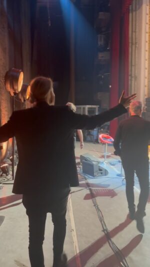 David Garrett Instagram - A small venue, but an amazing audience in Bishkek, Kyrgyzstan 🙏 
Thank you for coming! 🎻

@opera.ballet.teatr 
@franckvanderheijden 
@rogiervanwegberg 

#davidgarrett #iconic #kyrgyzstan #liveonstage #bishkek