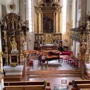 David Garrett Instagram - Happy Sunday! A little part of my rehearsal of the 2nd Brahms sonata for the “KlangBlickMomente” concert last friday in Kitzbühel. Such a beautiful church to play out the Baltic del Gesu! 🎻⛪️

#brahmssonata #klangblickmomente #davidgarrett