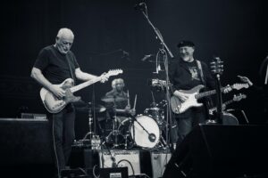 David Gilmour Instagram - ‪Here's David performing at London's Royal Albert Hall last night, as a special guest at the 70th Birthday Celebration of singer/songwriter/guitarist and Fairport Convention co-founder Richard Thompson.‬
‪(📷 Romany Gilmour)‬
