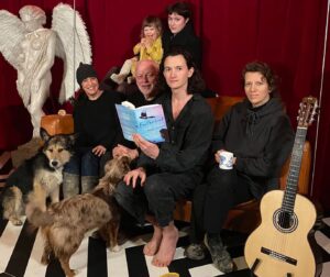 David Gilmour Instagram - Our Von Trapped family returns for another live stream on Thursday evening, this time to celebrate the North American release of @charliegilmour’s memoir, Featherhood. Join us on Facebook at 6pm GMT / 1pm ET.

@pollysamson @romany.rose @janapedan