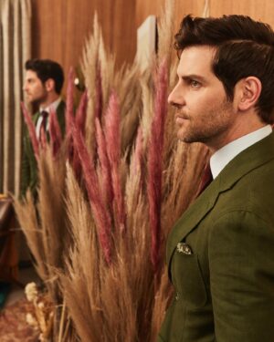 David Giuntoli Instagram - my old pal @iheartmaarten taught me the difference between ‘near’ and ‘far’ here at #TCA20. 
@millionlittlethingsabc