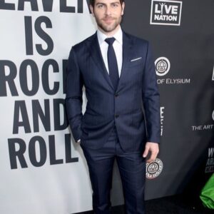 David Giuntoli Instagram - Thank you @theartofelysium & @allisonemiller & @abcnetwork for an evening of charity that left me and these #vixens feeling buoyant. Seeing #Nirvana didn’t hurt either.