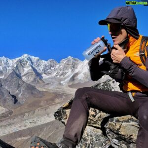 David Göttler Instagram - On today’s #MountainMentor episode I talk about my drinking system. Anyone who has done long days up high will know that this is a tricky topic: your drinks can freeze, or maybe you can’t reach them without taking your pack off, but you need to stay hydrated to perform and to stay warm. If you’re interested in seeing how I tackle this on my climbs watch this episode over on YouTube. 
Link in bio.
.
📸: #1 @mathis_dumas 
.
#mountainmentor #monday #tipsandtricks #drinking #neverstopexploring #trinksystem #wandern #trekking #hiking #trailrunning #mountaineering #himalayas #expedition @thenorthfacede @alpsolut.pictures @maurten_official