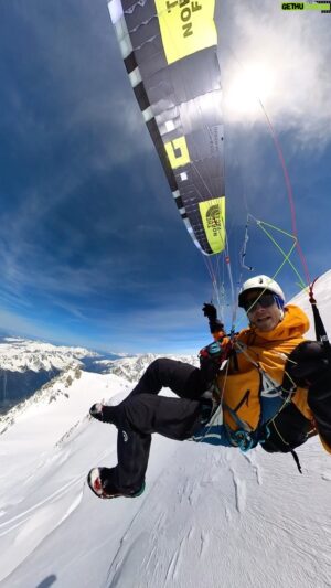 David Göttler Instagram - Another beautiful day of climb and fly with @livsansoz and @antipodeszeb ! Classic Chere Couloir up Tacul and down the fast and easy way…
.
🎥: @insta360 #X3
.
#neverstopexploring @thenorthfacede #climbandfly #runandfly2 @team_edelrid @dudekparagliders