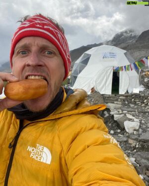 David Göttler Instagram - What should you eat when you’re attempting a big mountain? How do you cook it up there in a tiny tent? It’s actually a bit more tricky than you might think. I’ve tried so many things over the years and in this week’s #MountainMentor episode I share what food and food prep looks like for me right now on a big mountain. 
I’m curious to hear what your favourite mountain foods are. Let me know in the comments.
Hit the link in my bio to watch the episode.
.
#mountainmentor #monday #food #cooking #mountains #expeditions #himalayas #everest #maurten @thenorthfacede @alpsolut.pictures @maurten_official