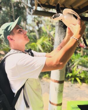 David Gránský Instagram - 𝙎𝙚𝙖 𝙏𝙪𝙧𝙩𝙡𝙚 𝙋𝙧𝙤𝙟𝙚𝙘𝙩 - 
Organizace na ochranu zvířat na Srí Lance 🌊

𝗗𝗮𝘆 #14 🇱🇰🌴