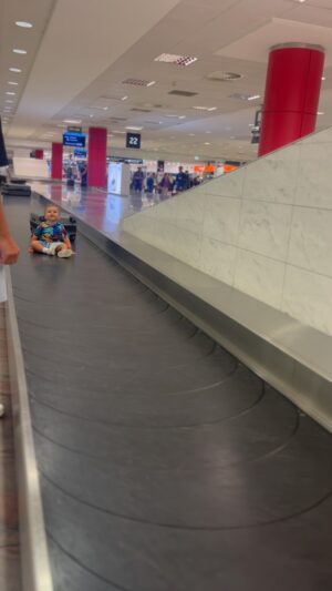 David Gránský Instagram - Nevím, co mají všichni s tím strašně náročným cestováním s dětmi… ✈️
U nás vždy úplně v pohodě. 🤙🏻
Stačí ho jen dobře označit a doufat, že to s ním v zavazadlovým prostoru nebude moc házet. 💁🏼‍♂️

🛄 No, dobrý… 
#JsmeZpátky aneb 
Pojďme teď řešit, jak je v Česku hnusně… !?⛈️