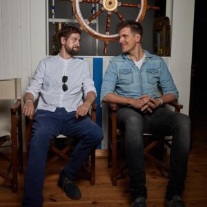 David Hain Instagram - Heute war wieder ein schöner Tag, denn ich konnte ihn mit meiner besseren Hälfte verbringen, spinnen und toben. Robin und ich sind auf dem @auf_die_ohren -Podcastfestival aufgetreten und überhaupt - wie verrückt das ist: anderthalb Jahre machen wir das jetzt schon, stehen gemeinsam auf Bühnen, geben Interviews, bereiten unsere erste eigene Tour vor.

Und auch heute war‘s wieder ein herrlicher Spaß. Auch weil ich immer weiß, dass - egal, ob ich mal nicht gut drauf bin oder unpässlich bin - auf Herrn Blase kann ich mich immer verlassen. Wenn er dabei ist, dann wird schon alles gut - und deutlich besser! Bist‘n Guter, @robbubble 😘 📸: @danipochetti