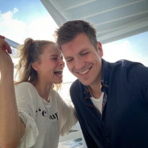 David Hain Instagram - „...und dann sagt der Barkeeper zum Pferd...warum so ein langes Gesicht..?! 
Verstehste? Langes Gesicht!!“