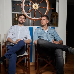 David Hain Instagram - Heute war wieder ein schöner Tag, denn ich konnte ihn mit meiner besseren Hälfte verbringen, spinnen und toben. Robin und ich sind auf dem @auf_die_ohren -Podcastfestival aufgetreten und überhaupt - wie verrückt das ist: anderthalb Jahre machen wir das jetzt schon, stehen gemeinsam auf Bühnen, geben Interviews, bereiten unsere erste eigene Tour vor.

Und auch heute war‘s wieder ein herrlicher Spaß. Auch weil ich immer weiß, dass - egal, ob ich mal nicht gut drauf bin oder unpässlich bin - auf Herrn Blase kann ich mich immer verlassen. Wenn er dabei ist, dann wird schon alles gut - und deutlich besser! Bist‘n Guter, @robbubble 😘 📸: @danipochetti