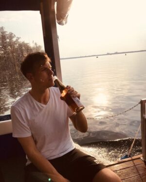 David Hain Instagram - Sonne, See und Sektflasche - eindeutig meine Lieblingsalliteration!