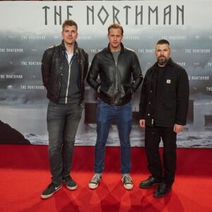 David Hain Instagram - Vor zwei Wochen hab ich ein paar feine Typen in Hamburg getroffen: Alexander Skarsgard und Robert Eggers, die extra angereist sind, um mit mir Fotos auf dem Red Carpet zu machen. Hab natürlich sofort abgelehnt, soweit kommt’s noch. Allerdings hatten die beiden die wuchtige Wikinger-Saga „The Northman“ im Schlepptau und auf den freu ich mich seit Monaten. Da konnte ich dann nicht nein sagen, versteht sich.

Und dann war da noch @f2theabio , der mich u.a. gezwungen hat ins eiskalte Meer zu springen. Schaut euch unbedingt das Video auf seinem Kanal an. Ich pack euch das in meine Bio.

Und wer dann noch Zeit hat, geht bitte Blumen gießen und schaut dann meinen Essay zu Northman und historisch falsche Filme. Ihr wisst ja wo 🤫