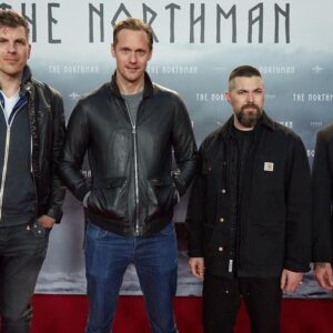 David Hain Instagram - Vor zwei Wochen hab ich ein paar feine Typen in Hamburg getroffen: Alexander Skarsgard und Robert Eggers, die extra angereist sind, um mit mir Fotos auf dem Red Carpet zu machen. Hab natürlich sofort abgelehnt, soweit kommt’s noch. Allerdings hatten die beiden die wuchtige Wikinger-Saga „The Northman“ im Schlepptau und auf den freu ich mich seit Monaten. Da konnte ich dann nicht nein sagen, versteht sich.

Und dann war da noch @f2theabio , der mich u.a. gezwungen hat ins eiskalte Meer zu springen. Schaut euch unbedingt das Video auf seinem Kanal an. Ich pack euch das in meine Bio.

Und wer dann noch Zeit hat, geht bitte Blumen gießen und schaut dann meinen Essay zu Northman und historisch falsche Filme. Ihr wisst ja wo 🤫