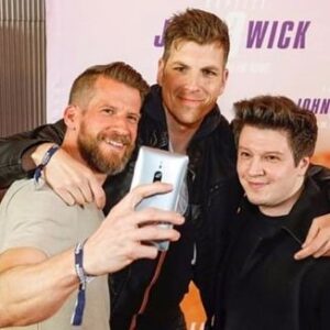 David Hain Instagram - In diesem Gehege sieht man drei besonders affige Exemplare der sich rasend vermehrenden Spezies des Influencers (lat. Hummus Selfius). Bitte ausschließlich mit Likes und Merch-Käufen füttern, sonst beißen sie - oder machen ein „Realtalk“-Video. © 2019 Concorde Filmverleih GmbH / Kurt Krieger, 
http://www.instagram.com/johnwick.de/
#werbung