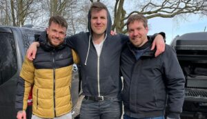 David Hain Instagram - Vor zwei Wochen hab ich ein paar feine Typen in Hamburg getroffen: Alexander Skarsgard und Robert Eggers, die extra angereist sind, um mit mir Fotos auf dem Red Carpet zu machen. Hab natürlich sofort abgelehnt, soweit kommt’s noch. Allerdings hatten die beiden die wuchtige Wikinger-Saga „The Northman“ im Schlepptau und auf den freu ich mich seit Monaten. Da konnte ich dann nicht nein sagen, versteht sich.

Und dann war da noch @f2theabio , der mich u.a. gezwungen hat ins eiskalte Meer zu springen. Schaut euch unbedingt das Video auf seinem Kanal an. Ich pack euch das in meine Bio.

Und wer dann noch Zeit hat, geht bitte Blumen gießen und schaut dann meinen Essay zu Northman und historisch falsche Filme. Ihr wisst ja wo 🤫