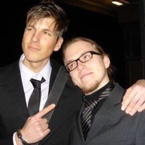 David Hain Instagram - Am heutigen ThrowbackMittwochabend sind mir doch glatt ein paar Perlen einer alten Freundschaft untergekommen. Von völlig zerfeiert (2009) über die ersten Monate als festangestellter Journalist (2006) bis heute - diese Beiden begleiten mich schon viele Jahre. Vorbei an vielen schlimmen Frisuren ;)