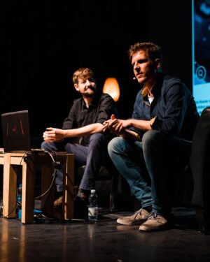 David Hain Instagram - Diese Woche ging unsere Lästerschwestern-Tour zu Ende. Was ein Ritt...Nahezu komplett ausverkauft, vor mehreren tausend Menschen, die alle glücklich nach Hause gegangen sind. Anstrengend wie Hölle, aber oft auch unglaublich witzig, dank der großartigen Gäste und vielen richtig guten Witzen aus dem Publikum. 
Ohne meinen Partner in Crime @robbubble und unsere Mädels und Jungs von @richtig__cool wäre das unmöglich gewesen! Große Liebe an euch alle
📸: @timhorus