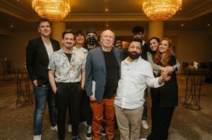 David Hain Instagram - Hatte ich noch gar nicht gepostet, war aber krass: Hans Zimmer getroffen und anderthalb Stunden geschnackt. Völlig unüblich eigentlich, Interviews gehen in der Regel keine 10 Minuten. Richtig gut. Als Nächstes bitte Howard Shore und Alan Silvestri, dann ist die Bucketlist mehr als voll.

Das komplette Video findet ihr auf Hans Zimmers YouTube-Kanal.