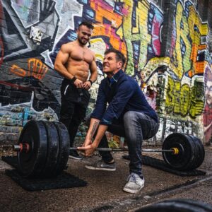 David Hain Instagram - Immer den Spinat aufessen bringt halt wirklich was!! Am Freitag erscheint auf dem YouTube-Kanal von @johannes_luckas endlich die Frucht meiner körperlichen Ertüchtigung. #fürdiegains