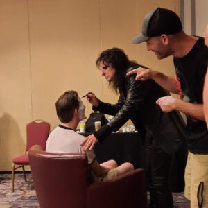 David Howard Thornton Instagram - I had a guest "Art-ist" fill in today for Damien at @daysofthedeadhorrorcon. @alicecooper , welcome to MY nightmare! Lol. 🤡🤘