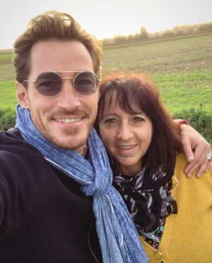 David Lantin Instagram - Bonne fête à toutes les mamans du monde et une bonne fête à la mienne que j’aime tant ❤️🫶

@sylvettelantin 😘