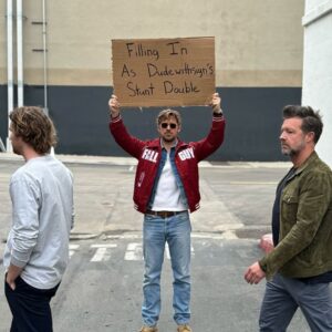 David Leitch Instagram - Just a dude in a pic with @dudewithsign and his stunt double #GoslingWithSign.

@thefallguymovie 
@kmc_87n