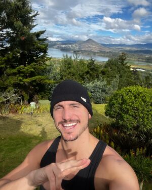 David Palacio Instagram - Con un emoji cuéntame cómo te sientes hoy?? 
Yo estoy así vea 😎

Nos sentimos contentos 😎