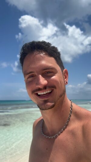David Palacio Instagram - Me gustó esta frase ⬇️
“No busques cuentos con final feliz, busca SER feliz sin tanto cuento”
- no se de quien es 😅